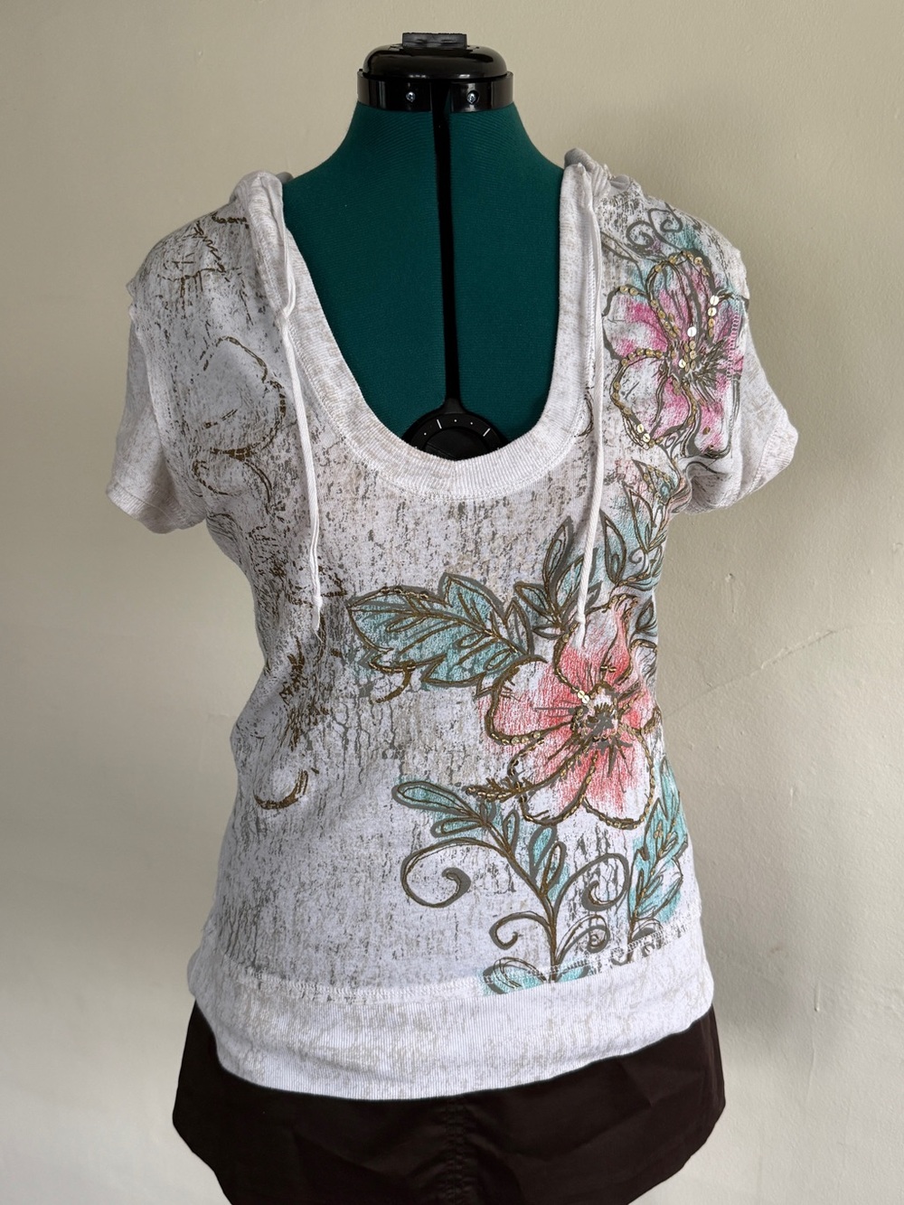 Vintage Y2K Maurice’s White Embellished Scoop Neck Hooded Short-Sleeve Tee L